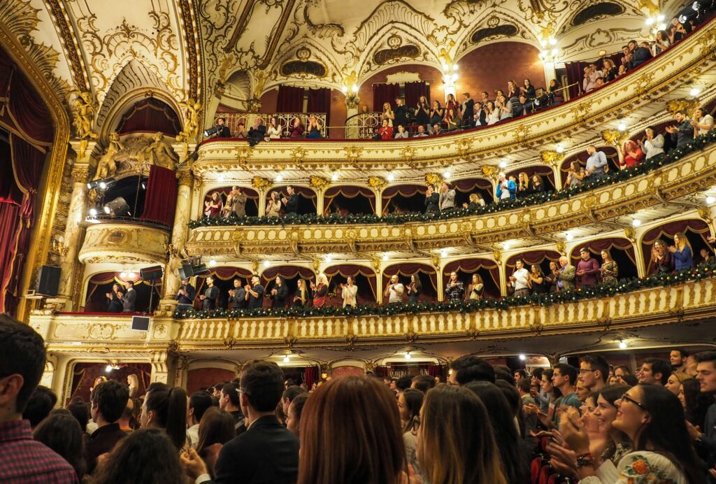 UNA NUOVA PORTA PER IL TEATRO DEL BECCARIA, IN SCENA LA CENERENTOLA